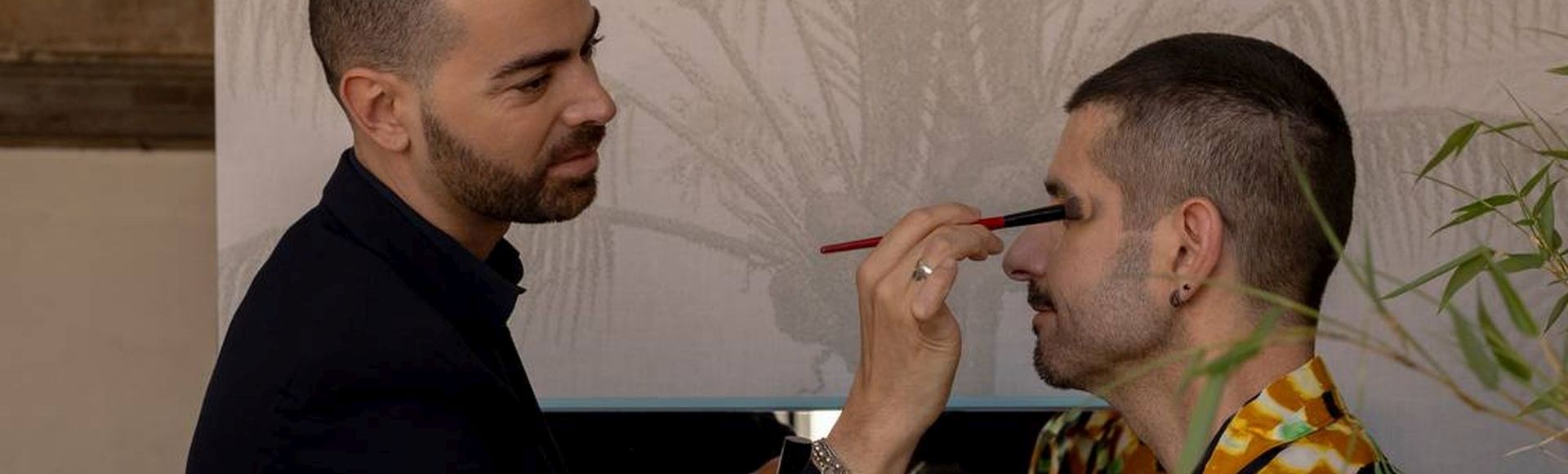 un maquilleur maquille un mannequin pour un défilé