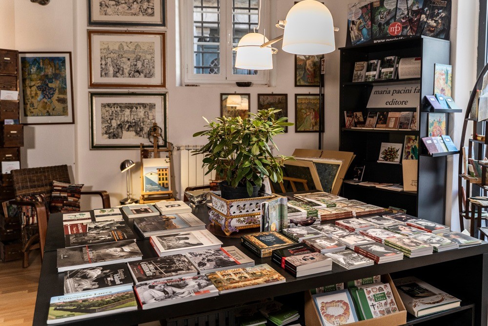 intérieur de la librairie de la maison d'édition Maria Pacini Fazzi
